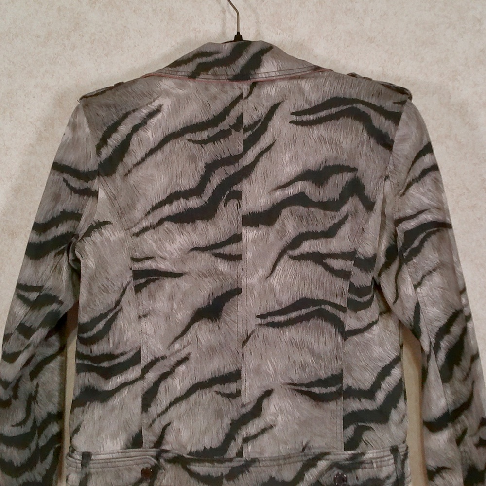NWT White House Black Market Tiger Contrast Jacket, Zips Snaps & Belted SZ8 - Picture 5 of 16